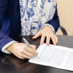 mujer-firma-contrato